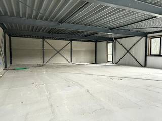 Polyvalente nieuwbouw ruimte op een steenworp van de Nederlandse grens. Deze ruimte van ± 232 m² op de eerste verdieping is de uitgelezen plek...