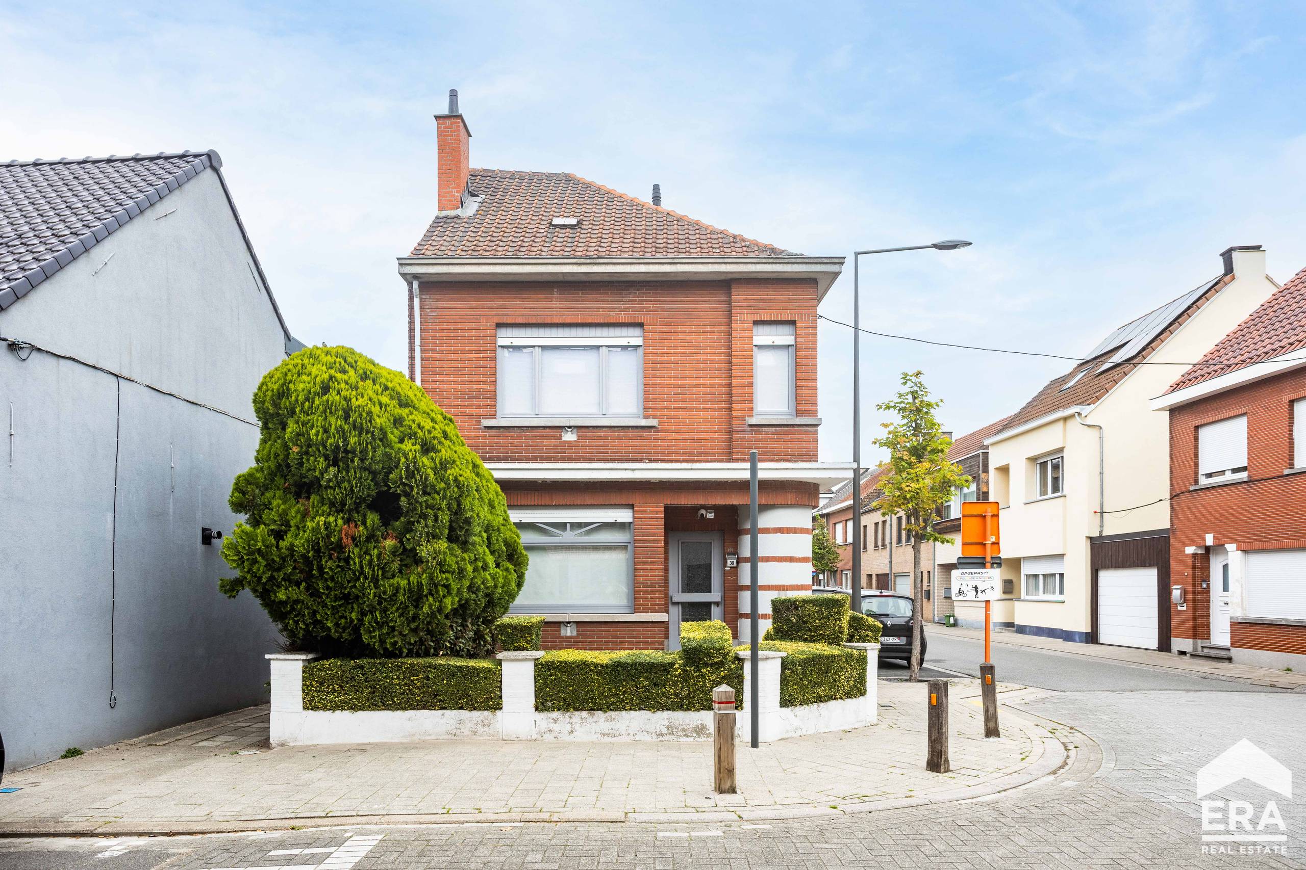 Charmante woning met garage en terras op gunstige locatie - foto 2