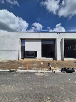 Ben je op zoek naar een nieuwbouw KMO-unit met een interessante ligging? Zoek niet verder! Deze unit gelegen in het Business Park Wildebeek...