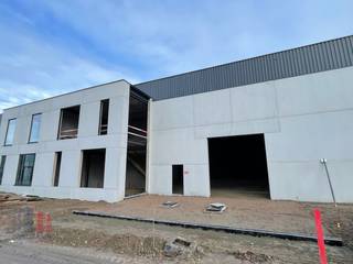 Nieuwbouw magazijnruimte met een oppervlakte van maar liefst 468 m² in combinatie met 3 privatieve parkeerplaatsen. De casco magazijnruimte...