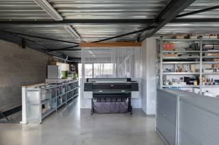 <strong>Verkoop uitsluitend via een aandelentransactie. De waarde van de aandelen werd vastgesteld op € 460.000. De onderliggende vastgoedwaarde ligt hoger.</strong><br /><br /><strong>Karaktervol atelier, kantoor en/of opslagruimte van 300 m², verdeeld over twee niveaus van telkens 150 m².</strong><br /><br />Deze polyvalente ruimtes maken deel uit van een karaktervol industrieel gebouw (BJ 2009) met een beperkt aantal entiteiten in Sint-Amandsberg. De ligging in tweede bouwlijn garandeert een rustige, groene omgeving en biedt bovendien ruime parkeergelegenheid.<br /><br />De grote raampartijen zorgen voor een overvloed aan natuurlijk licht en bieden een mooi zicht op het omliggende groen. Dankzij de doordachte indeling lenen beide verdiepingen zich voor uiteenlopende invullingen, zoals kantoor, atelier, showroom of opslag.<br /><br />Beide verdiepingen zijn afzonderlijk toegankelijk. De gelijkvloerse ruimte beschikt tevens over een poort. De eerste verdieping is bereikbaar via zowel een buitentrap als een interne trap.<br /><br />Een belangrijke meerwaarde zijn de 17 zonnepanelen, in combinatie met een thuisbatterij en twee airco’s. Deze voorzieningen dragen bij aan aanzienlijk lagere energiekosten en een verhoogd comfort. Ook regenwater wordt gerecupereerd. <br /><br />Op de eerste verdieping werd een sfeervolle studio ingericht. Domiciliëring op dit adres is echter <u>niet</u> toegestaan!<br /><br />Er zijn vier bovengrondse parkeerplaatsen voorzien.<br /><br /><strong>Kortom, een ideale opportuniteit voor ondernemers, zelfstandigen en creatieve professionals die op zoek zijn naar een veelzijdige ruimte op een vlot bereikbare locatie nabij Gent.</strong><br /><br />Voor meer informatie, mail naar info@carloeggermont.be