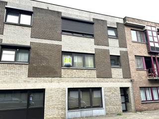 Appartement met twee slaapkamers in het centrum van Paal<br /><br />Op een uitstekende locatie in het centrum van Paal bevindt zich dit praktisch ingedeeld appartement met twee volwaardige slaapkamers. Dankzij de centrale ligging geniet u van alle dagelijkse voorzieningen, winkels, openbaar vervoer en verbindingswegen op wandelafstand.<br /><br />Het appartement biedt een mooie bewoonbare oppervlakte met tal van mogelijkheden om het volledig naar eigen smaak en wensen in te richten aangezien een renovatie gewenst is. Voor wie op zoek is naar een woning met potentieel vormt dit een unieke kans om een eigen thuis te creëren op een aantrekkelijke locatie.<br /><br />De gunstige vraagprijs weerspiegelt de mogelijkheid om het appartement verder te moderniseren, waardoor u de vrijheid krijgt om uw eigen accenten te leggen en het appartement volledig af te stemmen op uw persoonlijke stijl.<br /><br />Extra troef is de bijhorende garage, die bij aangekocht dient te worden voor € 25.000.<br /><br />Bent u op zoek naar een ruim appartement met potentieel op een centrale ligging? Dan is dit zeker een bezoek waard.