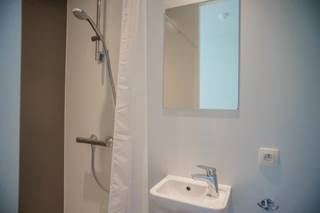 Met een ligging nabij centrum Brugge, bieden wij binnen residentie B/KOT een gemeubelde studentenkamer te koop aan.Deze kamers zijn gelegen aan het station van Brugge in de Frank Van Ackerpromenade, ideale ligging voor elke student die op kot wil in Brugge. De studentenkamer is voorzien van een privébadkamer inclusief douche, lavabo en toilet. Er is een gemeenschappelijke keuken. Deze kamer is gelegen op de 2de verdieping en heeft een bewoonbare oppervlakte van 16.64m2.B/KOT beschikt over een private fietsenstalling en lichtrijke gemeenschappelijke ruimte waar studenten gezellig kunnen vertoeven. De verhuur verloopt via een poulesysteem waardoor u als eigenaar zorgeloos van een gegarandeerd rendement geniet. De inwonende Student Coach vormt het aanspreekpunt voor de studenten die binnen B/KOT een kamer huren.Algemeen: - Lichtrijke kamer;- Zorgeloos en gegarandeerd rendement (poulesysteem);- Uitstekende ligging en bereikbaarheid (station, expresweg, parking..); - Inwonende studentcoach;