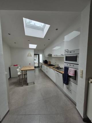 Deze charmante en instapklare rijwoning is uitstekend gelegen in Gent en biedt drie slaapkamers, een aangenaam terras en een praktische buitenberging. Dankzij haar veelzijdige indeling is de woning bijzonder geschikt als starterswoning of verblijf voor studerende kinderen.
De ligging vlak bij UZ Gent, diverse campussen en het station Gent- Sint-Pieters is een absolute troef. Bovendien geniet u van een vlotte bereikbaarheid met tal van verbindingen in de onmiddellijke omgeving. Op wandelafstand vind je er een bakker, supermarkt en andere dagelijkse voorzieningen.
Op het gelijkvloers bevindt zich een ruime leefruimte die aansluit op een ingerichte keuken met aansluitingen voor wasmachine en droogkast. Ook de badkamer bevindt zich op dit niveau.
De eerste verdieping omvat twee volwaardige slaapkamers, beide uitgerust met muggenramen en rolluiken. Op de tweede verdieping vindt u een derde ruime kamer.
De woning werd vanaf 2012 grondig gerenoveerd (EPC: 210).
Een instapklare eigendom op een toplocatie, ideaal voor wie comfortabel wil wonen of op zoek is naar een interessante investering.
Geen immo a.u.b.
Interesse: Maak een afspraak voor de eerste bezoekdag zaterdag 19 september van 14u tot 17u
