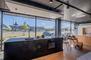 Commercieel gebouw gelegen op de Natienlaan te Knokke, een toplocatie met veel visibiliteit en passage. Het handelspand en/of kantoorruimte...