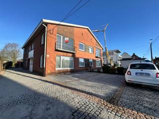 Dit instapklaar appartement is gelegen vlakbij het Sterrebos, op de eerste verdieping in een kleinschalige residentie van 4 entiteiten. <br />Het appartement werd recent volledig gerenoveerd. <br /><br />De indeling is als volgt: <br /><br />Ruime living met mooi zicht op groene omgeving<br />Aparte keuken met ontbijthoek, voorzien van een dubbel spoelbekken, keramische kookplaat, oven, dampkap, frigo, vaatwas<br />Volledig vernieuwde badkamer met inloopdouche en enkel lavabomeubel<br />Apart toilet<br />Twee ruime slaapkamers<br />Bergruimte ingericht met veel banken en mogelijkheid om wasmachine/droogkast te plaatsen<br />Terras achteraan (5,10 m2)<br />Privétuin achteraan de garages.<br /><br />Extra pluspunten: <br /><br />Garagebox + extra autostandplaats achteraan het gebouw<br />3 parkeerplaatsen voor bezoekers aan de straatkant<br />Energiezuinig appartement (label B)<br />Elektriciteit conform<br />Videoparlofonie aanwezig<br />Syndickosten inbegrepen.