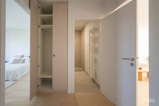 Dit verzorgd appartement op de eerste verdieping combineert een rustige ligging met een vlotte bereikbaarheid. Het appartement werd recent gerenoveerd en omvat een inkomhal met vestiairekast, een apart gastentoilet, een ingerichte badkamer, een aangename leefruimte en een volledig geïnstalleerde keuken. Daarnaast zijn er twee ruime slaapkamers aanwezig, waarvan één toegang geeft tot het terras over de volledige breedte van het appartement.<br /><br />De combinatie van comfort, lichtinval en kwalitatieve afwerking maakt dit appartement bijzonder aantrekkelijk voor zowel eigen gebruik als verhuur.<br /><br />Er bestaat bovendien de mogelijkheid om een garagebox aan te kopen aan € 25.000. De aankoop hiervan is volledig vrijblijvend en niet verplicht.<br /><br />De gemeenschappelijke kosten zijn momenteel nog niet definitief vastgelegd, maar zullen naar verwachting beperkt blijven tot enkel de kosten van de minuterie (verlichting gemeenschappelijke hal) en de blokpolis. Deze worden voorlopig geraamd op ongeveer € 20 per maand.<br /><br />Extra troeven:<br /><br />Recent gerenoveerd appartement;<br />Ruim terras over de volledige breedte;<br />Mogelijkheid tot aankoop garagebox;<br />Lage vermoedelijke gemeenschappelijke kosten;<br />Individuele nutsvoorzieningen;<br />Gunstig EPC;<br />Centrale en rustige ligging.<br /><br />De beschikbare documenten kan u terugvinden via de downloads op onze website.<br />Voor meer informatie kan u terecht op www.hansvastgoed.com of contact opnemen via info@hansvastgoed.com of +32 3 366 05 30.
