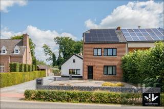 <u><strong>Wonen met ruimte, rust en bereikbaarheid op een perceel van 8a42ca – vlak bij natuur, stad én sportinfrastructuur</strong></u><br /><br /><strong><u>TROEVEN:</u></strong><br />- Ruim perceel van 8 aren 42 centiaren <br />- Riante bewoonbare oppervlakte van 226 m² <br />- Karaktervolle woning met moderne aanbouw<br />- Vlak bij het centrum van Zonhoven<br />- Uitstekende verbinding met Genk, Hasselt, Heusden-Zolder en Houthalen-Helchteren<br />- Nabij tal van natuurgebieden zoals Bokrijk, Kelchterhoef, Hengelhoef, de Teut en de Wijers<br />- Op wandelafstand van sportcentrum De Basvelden<br />- Volledige renovatie hoofdgebouw <br />- Zonnepanelen aanwezig <br />- Gunstig EPC (label <strong>C</strong>)<br />- Grote en onderhoudsvriendelijke tuin met overdekt terras<br />- Extra kamers mogelijk in de nog af te werken aanbouw<br />- 1 slpk in gebruik als dressing<br /><br />Laat je verrassen door de unieke combinatie van authentiek karakter en moderne wooncomfort in deze ruime woning, ideaal gelegen op een boogscheut van het bruisende centrum van Zonhoven. Dankzij de strategische ligging woon je heerlijk rustig, maar toch dicht bij verbindingswegen en voorzieningen.<br /><br />De woning werd recent uitgebreid met een ruime aanbouw en biedt vandaag al een dubbel zo grote leefruimte. De woning beschikt over een inkomhal met gastentoilet, een gezellige leefruimte, een open keuken met aparte zit- en eethoek, een wasplaats, technische ruimte én een verdiepbare aanbouw met toekomstig potentieel. Boven vind je twee slaapkamers, een stijlvolle badkamer én een luxueuze master bedroom van maar liefst 32 m².<br /><br />De buitenruimte is minstens even aantrekkelijk: een onderhoudsvriendelijke voortuin, een ruime oprit, een overdekt terras met loungehoek én een afgesloten tuin met berging maken het plaatje compleet.<br />Deze woning is grotendeels gerenoveerd en biedt volop ruimte om jouw woonwensen waar te maken.<br /><br />Zoek je een instapklare gezinswoning met uitbreidingsmogelijkheden, een topligging en alle comfort? Dan is dit jouw kans!<br />Grijp ze en ontdek het samen met Koen!