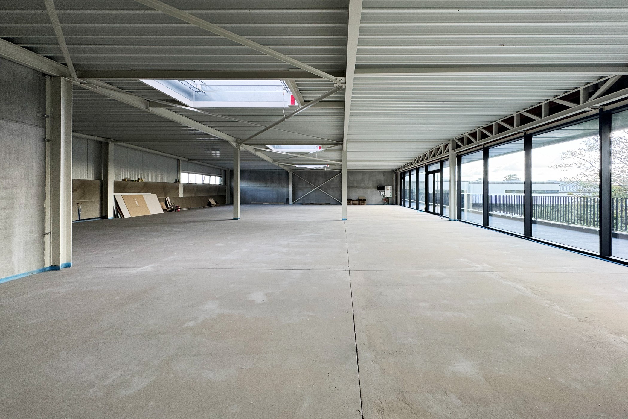 Te huur: gloednieuwe kantoorruimte van 351 m² nabij afrit R4 - foto 2