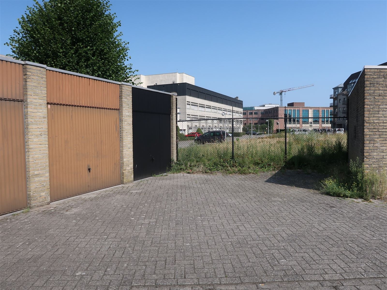 Centraal gelegen garage, vlakbij rijwoningen - foto 4