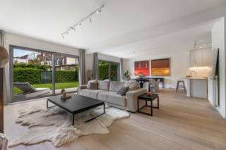 Dit exclusieve gelijkvloers appartement bevindt zich in een prachtig en zeer goed onderhouden gebouw op een uiterst gegeerde locatie, op een steenworp van de Vismarkt en in het bruisende hart van Leuven. Met een bewoonbare oppervlakte van 130 m² werd dit appartement van kop tot teen gerenoveerd, met oog voor detail, comfort en kwalitatieve materialen. U wordt verwelkomd in een inkomhal, stijlvol afgewerkt met een glazen stalen deur die de inkom- en nachthal elegant afscheidt van de leefruimte. De uitzonderlijk ruime leefruimte baadt in het licht dankzij de volledig beglaasde achtergevel en biedt een prachtig zicht op de privatieve tuin, een absolute zeldzaamheid in het centrum van Leuven. Vanuit de tuin geniet u bovendien van een uniek zicht op de Sint-Geertruikerk, het Klein Begijnhof en een charmante omgeving. De open keuken vormt de parel en het kloppend hart van het appartement, met een ruim keukeneiland, smaakvolle materialen, alle nodige toestellen en een aansluitende praktische berging. Via de nachthal bereikt u een apart gastentoilet, twee slaapkamers en een ruime badkamer met dubbele wastafel, grote inloopdouche en tweede toilet. Verder beschikt het appartement over een zeer ruime kelderberging, alsook verplichte aankoop van een ondergrondse garagebox (€50.000). Ook de stijlvolle meubels kunnen optioneel worden overgenomen. Een unieke woonkans waar luxe, rust en centrumligging samenkomen. Interesse? Contacteer ons via info@homies.be / 016 22 82 22.