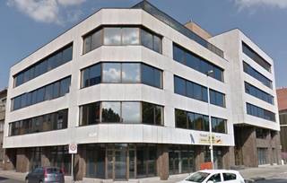 Mooie kantoorruimte te huur, vlakbij de E19 en de E34. Gemakkelijk bereikbaar met het openbaar vervoer (bus, trein).