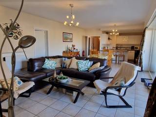 RUIM APPARTEMENT (105m2) MET 2 SLAAPKAMERS + 1 SLAAPHOEK MET ZEEZICHT GELEGEN OP DE PRACHTIGE LEOPOLD I ESPLANADE TE DE PANNEBestaande uit inkom met...