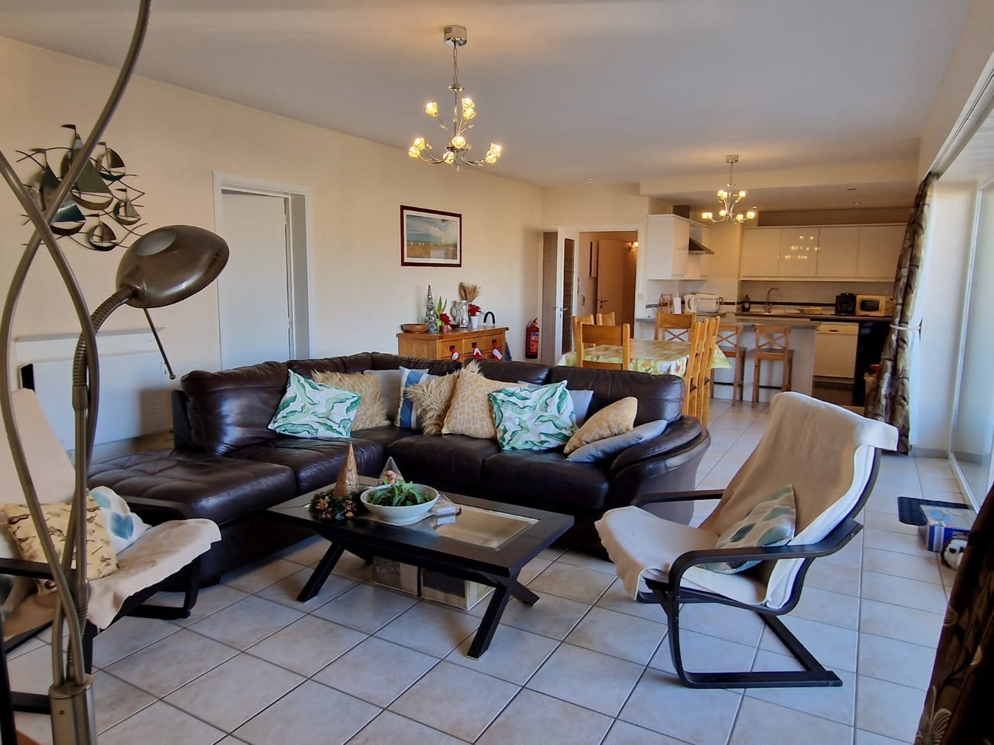 RUIM APPARTEMENT (105m2) MET 2 SLAAPKAMERS + 1 SLAAPHOEK MET ZEEZICHT GELEGEN OP DE PRACHTIGE LEOPOLD I ESPLANADE TE DE PANNE - foto 2