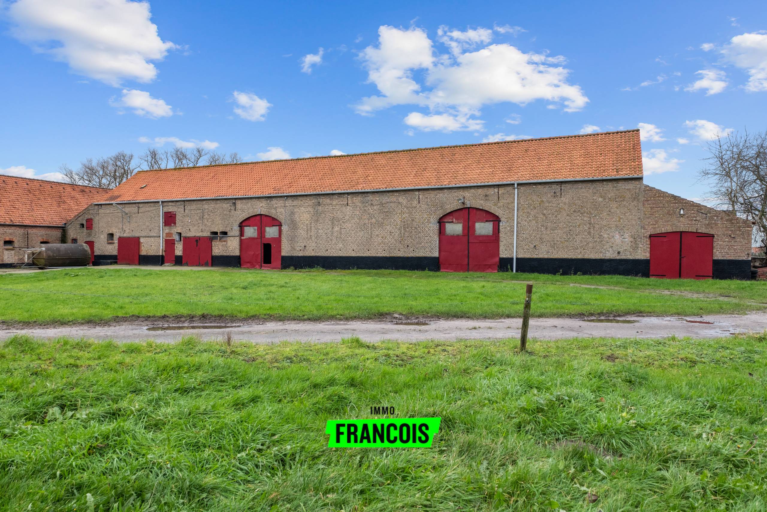 Te renoveren boerderij gelegen op een terrein van 5,3 hectare in het rustige Damme! - foto 4