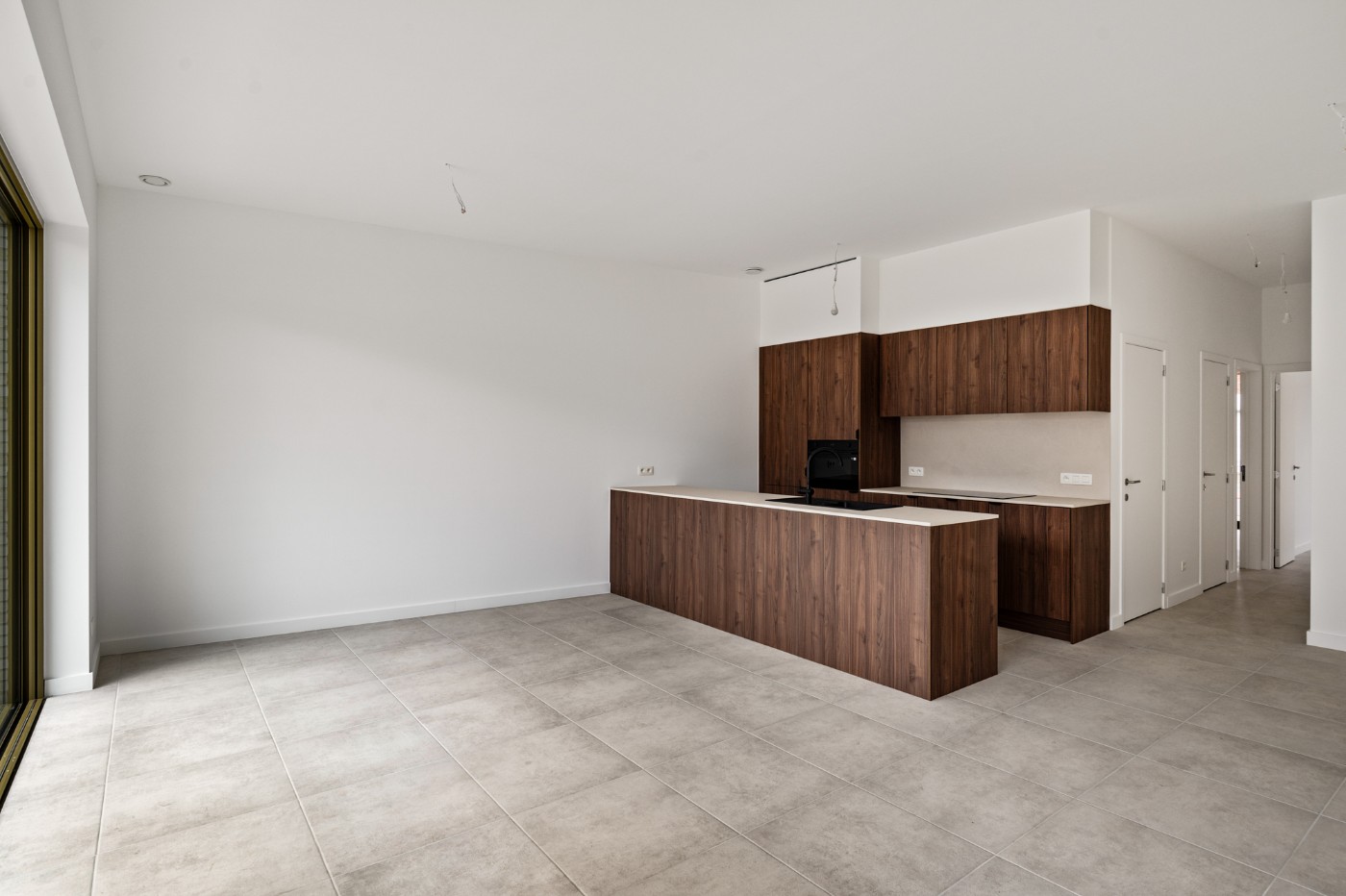 Ruim en licht nieuwbouw app. op de gelijkvloerse verdieping met 2 slpk., tuintje en garagebox - foto 1