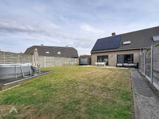 <p>Instapklare halfopen bebouwing gelegen in een rustige doodlopende straat, nabij winkels, scholen, sportvoorzieningen en openbaar vervoer. De woning omvat een inkomhal met apart gastentoilet, een lichtrijke leefruimte met gezellige zit- en eethoek en een praktische leefkeuken voorzien van alle comfort. Zowel de leefruimte als de keuken bieden toegang tot het terras en de zongerichte, volledig afgesloten tuin met tuinhuis en extra buitenberging. Verder beschikt de woning over een garage en oprit. Op de verdieping bevinden zich drie ruime slaapkamers, een vernieuwde badkamer voorzien van een inloopdouche, ligbad, lavabomeubel en toilet. Via een trapgat is de geïsoleerde zolder bereikbaar, die gebruikt kan worden als extra bergruimte.</p>
<p>Extra troeven:</p>
<ul>
<li>Energiezuinig</li>
<li>32 zonnepanelen en thuisbatterij</li>
<li>Airco’s aanwezig in de slaapkamers</li>
<li>Geïsoleerde zolder</li>
<li>Dubbele beglazing en nieuwe Veluxramen</li>
<li>Conforme elektriciteit</li>
<li>Regenwaterput van 5.000 liter</li>
<li>Vernieuwde badkamer en trap</li>
<li>Video- en parlofonie</li>
<li>Volledig afgesloten zongerichte tuin</li>
<li>Rustige ligging in een doodlopende straat</li>
</ul>
<p>Deze woning is te koop ZONDER makelaar via het concept van Smart Houses! Wenst u verdere inlichtingen of een bezoek? Contacteer rechtstreeks de eigenaar via +32496464824</p>