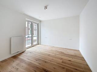 Ontdek dit instapklaar, nieuwbouw gelijkvloers appartement met terras, ideaal gelegen in het hart van de bruisende wijk Tour &amp; Taxis (Parkdreef). Het appartement biedt alle modern comfort en omvat een inkomhal met apart toilet, een praktische berging met wasmachine-aansluiting en een lichtrijke leefruimte. De open keuken is volledig uitgerust met nieuwe toestellen en geeft, net als de leefruimte, uit op het aangename terras. Verder is er één slaapkamer met een eigen, stijlvolle badkamer.De locatie is de grootste troef: u woont op wandel- en fietsafstand van het stadscentrum, station Brussel-Noord en het prachtige park van Tour &amp; Taxis. Met diverse supermarkten en uitstekende verbindingen via het openbaar vervoer heeft u alle voorzieningen binnen handbereik. De levendige sfeer van de site, met zijn park en recreatiemogelijkheden, krijgt u er gratis bij.De huurprijs bedraagt -€ 1.150 per maand, -een maandelijkse provisie van € 120 voor gemeenschappelijke kosten en een -op de verwarming. -Een ondergrondse parkeerplaats kan optioneel bijgehuurd worden.Interesse in deze unieke woonkans? Dien vandaag nog uw bezoekaanvraag in via www.dewaele.com.