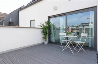 GEMEUBELD APPARTEMENT MET RUIM TERRAS<br />Appartement gelegen op de derde verdieping met ruim terras op zeer centrale ligging in de Theaterbuurt op wandelafstand van de gezellige Graanmarkt, winkels, restaurants, openbaar vervoer. <br /><br />Het appartement bestaat uit een leefruimte met aansluitend de open keuken die voorzien is van een koelkast, een keramische kookplaat, een dampkap, een vaatwasser en een combi-oven. De slaapkamer bevindt zich aan de achterzijde van het appartement en heeft aansluitend een badkamer die voorzien is van een douche en lavabo en een apart toilet. Via de slaapkamer heeft u toegang tot het ruime dakterras van 10m². Verder is er ook nog een berging in het appartement.<br /><br />De nutsvoorziening van water, gas en elektriciteit zijn individueel.<br />De maandelijkse gemeenschappelijke kosten bedragen €55,00 per maand.<br />Een tweede berging aanwezig in de kelder op -1.<br />Beschikbaar vanaf 01 januari 2026.<br /> 
