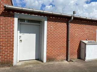 Opslagruimte en Openlucht Opslag te Huur in Zulte<br /><br />✔ Onmiddellijk beschikbaar<br />✔ Geschikt voor opslag van goederen, materialen, voertuigen, machines, caravans, enz.<br />✔ Vlotte bereikbaarheid
