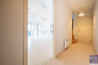 <span><strong><span>De ligging</span></strong><br /><span>Dit appartement is gelegen in het </span><strong><span>centrum van Kruishoutem</span></strong><span> nabij allerhande winkels, horeca, de op- en afrit van de autosnelweg, etc. U geniet hier van een </span><strong><span>uitstekende bereikbaarheid</span></strong><span>. De buslijn bevindt zich op wandelafstand. Residentie "Marie" is een kleinschalig gebouw en is voorzien van een privatieve parkeerruimte achterliggend aan het gebouw.</span><br /><br /><strong><span>Het appartement</span></strong><br /><span>Het appartement zelf is een kwalitatief afgewerkt en zeer ruim duplex appartement dat net volledig werd geschilderd. Het is gelegen op de tweede verdiep (toegankelijk via lift) en beschikt over </span><strong><span>2 volwaardige slaap- en badkamers</span></strong><span> . Bovendien is een </span><strong><span>autostaanplaats, fietsrek</span></strong><span> en een </span><strong><span>kelderberging</span></strong><span> inbegrepen.</span><br /><br /><strong><span>De indeling </span></strong><br /><span>Inkomhal - ruime leefruimte met balkon - keuken met keukenberging - gastentoilet - slaapkamer 1 - badkamer 1</span><br /><span>Verdieping appartement: slaapkamer 2 - badkamer 2</span><br /><br /><strong><span>Kenmerken</span></strong><br /><span>- bruikbare vloeroppervlakte (cf. EPC): 113 m²</span><br /><span>- aluminium raamprofielen en dubbel glas</span><br /><span>- EPC: 328 kWh/m² jaar </span><br /><br /><span>Gemeen. kosten: € 50.00 / maand</span><br /><br /><span>Beschikbaarheid: onmiddellijk / overeen te komen</span><br /><span> </span><br /><span>Voor meer info of een bezoek ter plaatse reageer via het contactformulier of stuur naar info@hckinvest.be</span></span>