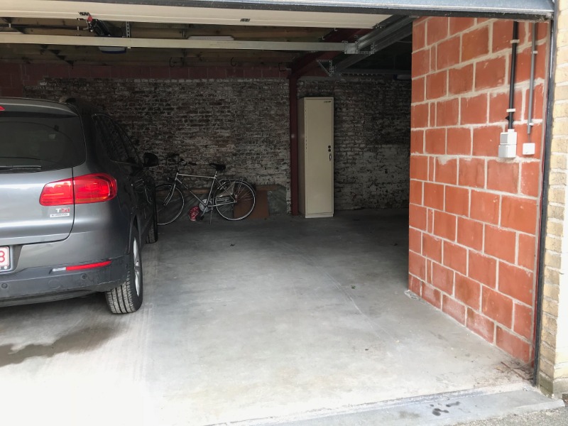 Afgesloten parkeerplaats in een garage met 3 plaatsen, nabij centrum Kuurne te huur via EXPERT-IMMO - photo 2