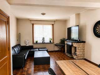 omvattende een inkom-/traphal, mooie living, ingerichte keuken en badkamer, 2 slaapkamers, kelder, zolder, garage, terras en zuid-gerichte tuin
