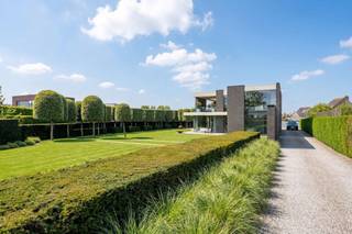Gelegen te Vaartdijk Noord 50 in Leffinge (Middelkerke) bevindt zich deze exclusieve villa met mooie glaspartijen te koop op een ruim zuid georiënteerd perceel. Deze alleenstaande villa heeft twee slaapkamers, twee badkamers, een grote bureauruimte (kan ingericht worden als derde en vierde slaapkamer), een magnifieke woonkamer met keuken met oog voor detail en afgewerkt met hoogwaardige materialen. De woning beschikt over een mooi aangelegde oprit en prachtig aangelegde tuin (tuinarchitect Vandamme). <br /><br />Gelijkvloers:<br />- Inkomhall met extra kastruimte<br />- Ruime en lichtrijke leefruimte met gashaard<br />- Volledig uitgeruste leefkeuken met kwalitatieve toestellen zoals een koffiemachine, combi-oven, vaatwasser, inductiekookplaat<br />- Masterbedroom voorzien van heel wat ingemaakte kasten en toegang tot de badkamer<br />- Prachtige badkamer met grote inloopdouche, dubbele lavabo, groot bad<br />- Gastentoilet met lavabo<br />- Nachthall met ingemaakte kasten<br />- Ruime berging met ingemaakte kasten voorzien van aansluiting voor wasmachine, droogkast<br />- Extra buitenberging met heel wat kastruimte<br />- Aangelegde zuidgerichte tuin voorzien van een zonneterras<br /><br />1ste verdieping:<br />- Grote bureauruimte (mogelijkheid tot omvormen naar derde en vierde slaapkamer) met prachtig zicht op de velden<br />- Tweede slaapkamer met aansluitend een badkamer voorzien van douche, toilet en lavabo<br />- Technische berging<br />- Aansluitend ruim zonneterras met jacuzzi en eetgedeelte<br /><br />Troeven: <br />- Hoogwaardige afwerking met kwaliteitsmaterialen en toestellen<br />- Prachtige zuidgerichte tuin<br />- Heel wat opbergruimte<br />- Rustige omgeving<br />- Uitzonderlijke mooie oppervlaktes<br />- Exclusief vastgoed in Leffinge<br />- EPC label A<br /><br />De villa beschikt over een zonneboiler, 40 zonnepanelen en ventilatie type D. Kortom, voorzien van alle hedendaagse technieken op het vlak van duurzaamheid en energie-efficiëntie.<br />
