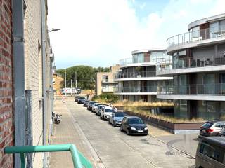 Op een aangename locatie in Bredene, op wandelafstand van de zee en de duinen, bevindt zich dit ruime appartement op de eerste verdieping van een residentie uit 2003. Met een bewoonbare oppervlakte van 88 m², twee slaapkamers en een praktische indeling is dit een interessante woonst voor zowel permanente bewoning als gebruik aan de kust.<br /><br />De ruime leefruimte geniet van een aangename lichtinval met een groot raampartij dat uitgeeft op het balkon en sluit aan op de ingerichte keuken. Daarnaast beschikt het appartement over een praktische berging met recente condenserende verwarmingsketel en aansluiting voor de wasmachine. Verder zijn er twee sanitaire ruimtes: een badkamer met douche en een tweede badkamer met ligbad. Een afzonderlijk toilet vervolledigt de indeling.<br /><br />Het appartement is voorzien van een lift en bevindt zich op de eerste verdieping. Met een EPC-score van 106 kWh/m²/jaar (energielabel B) scoort het bovendien energiezuinig. <br /><br />Bij het appartement hoort een garagebox van ongeveer 15 m², ideaal voor het veilig parkeren van de wagen en het stallen van fietsen of ander kustmateriaal.<br /><br />Een ruim en degelijk appartement met een goede energieprestatie en een praktische indeling, op een uitstekende locatie nabij zee en duinen. Een interessante kans voor wie een vaste woonplaats, tweede verblijf of investering aan de kust zoekt. Voor alle info en bezoek : bel Nikolaas op 0496 68 84 67 of via www.ensor.immo