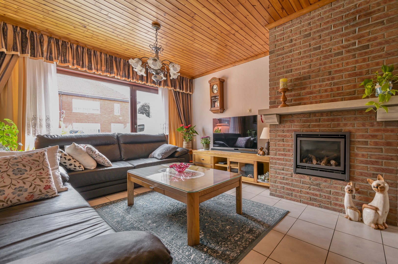 CENTRAAL GELEGEN, INSTAPKLARE WONING MET GARAGE EN ACHTERUITWEG - foto 4