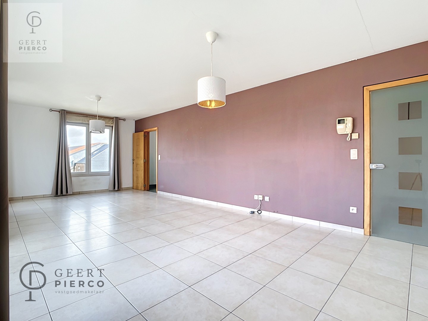 Ruim appartement met twee slaapkamers, kelder en ondergrondse staanplaats. - foto 2