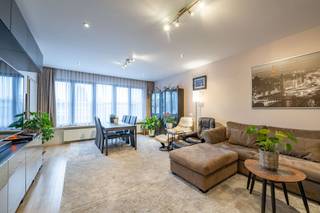 <p><span>Erg verzorgd en gerenoveerd appartement (2de V - breedte: 7m) in klein gebouw. </span></p><p><span> </span></p><p><span>Indeling:</span></p><p><span>We bereiken deze tweede en hoogste verdieping met de trap. De ruime inkomhall leidt ons naar een riante woonkamer (breedte: 4,54m) met veel lichtinval dankzij de grote raampartij.</span></p><p><span>Terzijde een kleine slaapkamer. Tegen de achtergevel een grote leefkeuken met alle comfort. Klein terras aanwezig. De hoofdslaapkamer ligt eveneens tegen de achtergevel.</span></p><p><span>Centraal in het appartement een inpandse kamer ideaal als logeerkamer, bureauruimte, dressing, e.d. Tenslotte een compacte badkamer met WC.</span></p><p><span> </span></p><p><span>Extra info:</span></p><p><span>- Instapklaar appartement</span></p><p><span>- Beperkte gemeenschappelijke kosten (water, blokpolis, gem. elektriciteit en poetsen)</span></p><p><span>- EPC: 187 kWh/(m² jaar)</span></p><p><span>- Elektriciteit is conform</span></p><p><span>- Geen asbest</span></p><p><span>- Dak vernieuwd in 2024 (isolatie= 12cm)</span></p><p><span>- Drie kleine kelderbergingen inbegrepen.</span></p><p><span> </span></p><p><span> </span></p>