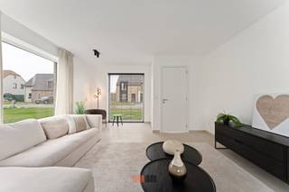 Ontdek het idyllische Ruiselede – de perfecte plek om te wonen!<br />Droom je van een woning waar rust en natuur samenkomen? Zoek dan niet verder dan Ruiselede! Deze prachtige gemeente is gelegen in het schilderachtige hart van West-Vlaanderen en biedt een unieke levensstijl voor iedereen die op zoek is naar de perfecte plek om te wonen.<br />Ruiselede staat bekend om zijn groene omgeving en adembenemende landschappen. Hier kun je genieten van eindeloze wandelingen en fietstochten door schilderachtige velden en bossen. Met een overvloed aan groene ruimtes en parken is Ruiselede de ideale plek voor gezinnen, sportliefhebbers en natuurliefhebbers.<br />Naast de natuurlijke schoonheid biedt Ruiselede ook een bruisend dorpsleven. Het centrum van de stad heeft een breed scala aan winkels, openbaar vervoer en andere voorzieningen en vrijetijdsbestedingen, er valt altijd wel iets te beleven voor jong en oud.<br />Bovendien is Ruiselede ook zeer gunstig gelegen. Met goede verbindingen naar nabijgelegen steden zoals Brugge, Kortrijk en Gent, alsook naar de kust, kunt u genieten van het beste van beide werelden – de rust en schoonheid van het platteland en de bruisende stedelijke ervaring binnen handbereik.<br />De energiezuinige woningen zijn niet alleen van een hoge kwaliteit, maar bieden ook minstens 3 slaapkamers en een slimme indeling. Daarnaast hebben ze allemaal een mooie privétuin en een handige inpandige garage.<br />De buitenschil van de woningen werd bepaald en kan niet worden veranderd. Echter, voor de binnenafwerking heeft u de mogelijkheid om uw eigen keuzes te maken. Dit omvat zaken zoals de vloer- en wandtegels, sanitaire toestellen, binnendeuren en -trappen,…<br />U kunt uw persoonlijke smaak en stijl laten zien door te kiezen voor afwerkingen die bij u passen en de sfeer en functionaliteit van de ruimtes compleet maken. Door deze personalisatiemogelijkheden kunnen bewoners zich echt thuis voelen in hun nieuwe woning !<br /><br />De vermelde prijzen zijn voor een afgewerkte woning volgens lastenboek (excl. kosten).<br /><br />Interieurfoto's zijn van de modelwoning - ter illustratie!<br />Meer info en/of een plaatsbezoek, neem gerust contact op 0470 50 50 50 of info@futurimmo.be !