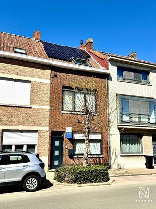 Welkom in deze werkelijk instapklare, kraaknette woning met 3 slaapkamers!We komen de woning binnen via een mooie hall die toegang geeft tot de zeer...