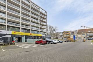 Commerciële ruimtes - baanwinkel van ca. 385 m² op topligging.De winkel is gelegen in de commerciële zone samen met onder andere...