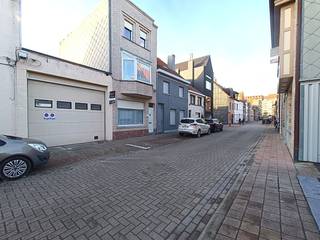 Zeer uitzonderlijk aanbod: een opslagplaats met hoge sectionale poort in het centrum van Heist.De oppervlakte bedraagt 106m² + er is extra...