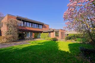 Zeer centraal gelegen dokterswoning met aparte praktijkruimte, ideaal wie wonen en werken wil combineren. De woning beschikt over een...