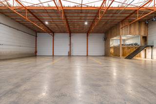 Magazijn van 1033 m2
Functioneel bedrijfsgebouw gelegen aan de Boomsesteenweg 664 in Wilrijk, bestaande uit een ruim magazijn, mezzanine en kantoorruimte. Dankzij de strategische ligging vlak bij de A12 en de vlotte verbindingen met de E19, E17, E34 en de Antwerpse Ring geniet het pand van een uitstekende bereikbaarheid.
Magazijn
Het magazijn heeft een oppervlakte van circa 816 m² en beschikt over een vrije hoogte van 6,5 meter. De ruimte is uitgerust met:
Staalconstructie en polybetonvloer
Sectionale toegangspoort
Lichtstraten voor natuurlijke lichtinval
Ledverlichting
Verwarming via heteluchtblazers
Drijfkracht (3 x 380 V)
Alarminstallatie en brandhaspels
Afzonderlijk magazijnierslokaal
Sanitaire voorzieningen
Daarnaast beschikt het magazijn over een mezzanine van circa 175 m², geschikt voor bijkomende opslag.
Kantoorruimte
Het gebouw beschikt over kantoor- en vergaderruimtes, verdeeld over het gelijkvloers en de verdieping:
Vergaderruimte op het gelijkvloers
Kantoorruimte op de verdieping
Grote inpandige raampartijen
Airconditioning
Kitchenette
Afzonderlijk sanitair voor dames en heren
Alarminstallatie
Parkeergelegenheid
Aan de voorzijde van het gebouw bevinden zich 5 privatieve parkeerplaatsen.
Stedenbouwkundige informatie
Bestemming: industrie
Stedenbouwkundige vergunning: niet uitgereikt
Dagvaardingen: geen
Voorkooprecht: geen
Verkavelingsvergunning: niet aanwezig
P-score: B | G-score: B
Niet gelegen in een afgebakend overstromingsgebied of risicozone voor overstromingen
rechtstreeks contact bij interesse op +32 486 55 55 17
