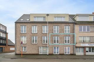 Dit appartement op de eerste verdieping bevindt zich in een kleinschalig gebouw op een toplocatie te Zelzate!Gelegen langsheen het Groenplein en met...