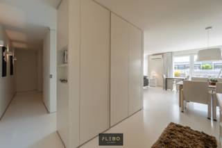 Gelegen vlakbij de Zeedijk en de winkelstraat van Wenduine treffen we dit ruime, perfrect onderhouden penthouse. Het appartement biedt plaats aan 2 volwaardige slaapkamers, ruime leefruimte en schitterend zonneterras.<br /><br />We betreden het appartement op de vierde verdieping van deze recente residentie. Rechtstreekse toegang via de inkomhall met gastentoilet tot de lichtrijke leefruimte, onderverdeeld in volledig geïnstalleerde keuken, eetruimte en zithoek. Via de hoge raampartijen krijgen we toegang tot het terras van 29m². Terug via de living begeven we ons tot de nachthall welke toegang geeft tot de <em>‘master bedroom’</em> met ensuite bad- en douchekamer. Tweede volwaardige slaapkamer, toilet en bergruimte met de aansluitingen.<br /><br /><strong><u>Extra troeven:</u></strong>
<ul>
<li>Lichtrijke, ruime oppervlakten</li>
<li>Perfect onderhouden</li>
<li>Airconditioning aanwezig</li>
<li>Schitterend zonneterras (29m²)</li>
<li>Mogelijkheid tot huren van een garagebox in de residentie</li>
</ul>
<br />Dit appartement vormt een schitterende opportuniteit voor zij die willen genieten van al het gezellige dat deze familiebadstad te bieden heeft, doch rustig en met de nodige privacy wensen te vertoeven. Contacteer ons via 050/69.02.03 of info@flebo.be voor meer informatie of een bezichtiging!