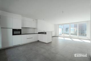 Dit ruime (122m²), instapklare triplexappartement met private ingang is gunstig gelegen, nabij winkels, invalswegen en op fietsafstand van het strand en het centrum!<br />Indeling: <br />- gelijkvloers: private inkomdeur neer inkomhal, apart toilet en berging met aansluiting voor wasmachine;<br />- eerste verdieping: lichtrijke woonplaats bestaande uit zit- en eethoek, open keuken voorzien van alle toestellen, terras aan de voorgevel en zeer groot zonneterras aan de achtergevel;<br />- tweede verdieping: 3 grote slaapkamers, badkamer met lavabomeubel, ligbad en douche;<br />- zeer grote zolderruimte<br />Het appartement is asbestvrij, energiezuinig en de elektrische installatie is conform!<br />Er is een gemeenschappelijke fietsenberging in het gebouw.<br />Door de aparte ingang heb je het gevoel dat je in een huis woont!<br />Kom nu de vele troeven van dit appartement ontdekken en boek snel je afspraak!
