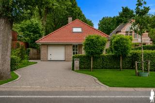 <p><strong>Ruime gezinswoning met 4 slaapkamers, 2 badkamers en zonnige tuin op toplocatie in Heide</strong></p>
<p>Deze verzorgde gezinswoning is gelegen in een rustige, residentiële wijk op een toplocatie in het centrum van Heide. Dankzij de <strong>slaapkamer en badkamer op het gelijkvloers</strong> is deze woning niet alleen ideaal voor gezinnen, maar ook perfect geschikt voor wie comfortabel <strong>gelijkvloers wil wonen</strong>. Met vier slaapkamers, twee badkamers, een ruime leefruimte met inbouwhaard, een volledig aangelegde tuin en een inpandige garage combineert deze woning ruimte, comfort en flexibiliteit. Bovendien werd de woning doorheen de jaren uitstekend onderhouden en voorzien van diverse energetische verbeteringen.</p>
<p><strong>Gelijkvloerse verdieping<br /></strong>- <strong>Inkomhal</strong> met arduinen trap en apart gastentoilet met handenwasser<br />- <strong>Ruime leefruimte</strong> met inbouwhaard op hout en veel natuurlijke lichtinval<br />- <strong>Open keuken</strong> met oven, kookplaat, dampkap en koelkast alle van Bosch en aansluitende eetruimte<br />-<strong> Praktische berging</strong> met aansluiting voor wasmachine en droogkast en rechtstreekse toegang naar buiten<br />- <strong>Eerste slaapkamer</strong>, ideaal als bureau, hobbyruimte of gelijkvloers slapen<br />- <strong>Badkamer</strong> voorzien van ligbad, douche en lavabo<br />- <strong>Inpandige garage</strong> met extra bergruimte</p>
<p><strong>Eerste verdieping<br /></strong>- <strong>Nachthal<br /></strong>- <strong>Drie volwaardige slaapkamers<br /></strong>- <strong>Tweede badkamer<br /></strong>- <strong>Extra berging</strong>, ideaal als stockageruimte</p>
<p><strong>Tuin en buitenruimte<br /></strong>- <strong>Volledig aangelegde en omheinde tuin<br /></strong>- <strong>Ruim terras<br /></strong>- <strong>Tuinberging<br /></strong>- <strong>Overdekte houtopslag</strong> met plaats voor fietsen<br />- <strong>Zijpoortje</strong> met toegang tot de tuin<br />-<strong> Buitenkraan</strong> en <strong>buitenstopcontact<br /></strong>- <strong>Oprit</strong> met parkeermogelijkheid</p>
<p><strong>Bijzonderheden<br /></strong>- <strong>Rustige, residentiële ligging</strong> in een gegeerde woonwijk<br />-<strong> Op wandelafstand van het centrum van Heide<br /></strong>- <strong>Vier volwaardige slaapkamers<br /></strong>- <strong>Twee badkamers</strong>, waarvan één op het gelijkvloers<br />- <strong>Volledig aangelegde en omheinde tuin<br /></strong>- <strong>Inpandige garage</strong> en praktische tuinberging<br />- <strong>Inbouwhaard</strong> voor extra sfeer<br />- <strong>Zonnepanelen<br /></strong>- <strong>Recent vernieuwde verwarmingsketel<br /></strong>-<strong> Deels vernieuwd en geïsoleerd dak + 4 nieuwe veluxen<br /></strong>- <strong>PVC-ramen</strong> met dubbele beglazing en draai-kiepsysteem<br />- <strong>Keramische tegelvloer</strong> doorheen de woning</p>
<p><strong>Ligging<br /></strong>Gelegen in een <strong>rustige en residentiële woonwijk</strong> op een gegeerde locatie in het centrum van Heide. Winkels, scholen, horeca, openbaar vervoer en het station bevinden zich op wandel- en fietsafstand. Dankzij de vlotte verbinding met de belangrijkste invalswegen en de nabijheid van de Nederlandse grens geniet deze woning van een uitstekende bereikbaarheid.</p>
<p><strong>Een ruime en uitstekend onderhouden gezinswoning met vier slaapkamers, twee badkamers en een volledig aangelegde tuin op een van de meest gegeerde locaties van Heide. De ideale thuis voor wie ruimte, comfort en een topligging wil combineren.</strong></p>
<p></p>