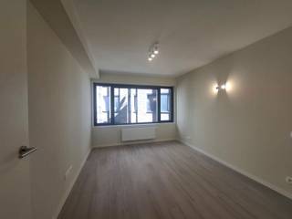 Volledig gerenoveerde luxe appartement met ‘state-of-art’ afwerking en veel lichtinval te Antwerpen-centrum in de levendige wijk tussen het ‘Stadspark’ en het ‘Centraal-Station’, met een moderne en aantrekkelijke voorgevel. betreft hier een appartement met aparte woonkamer die toegang heeft tot een aangenaam terras, ingerichte ‘Pico-Bello’ keuken met kookplaat, dampkap, oven, koel- en ijskast, één grote slaapkamer en één kleinere, apart toilet, en badkamer met inloopdouche. Extra: 2 liften, videofonie, Fietsenberging, aansluiting W/D, eerste bewoning na renovatie, privatieve kelder. Ideaal voor starters en/of expats. Onmiddellijk beschikbaar: Lage algemene onkosten - individuele meters. Huurprijs: € 1.250 + € 40 a.o. Enkel serieuze kandidaten! Wenst U meer info te bekomen of een bezichtiging in te plannen?