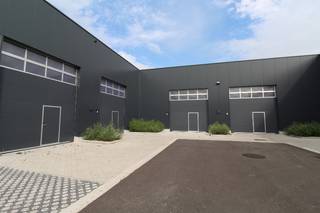 Nieuwbouw loods van 132,71 m² te huur langs de Schaapbruggestraat te Roeselare.<br />Opgebouwd uit staalstructuur met beton onder element en sandwichpanelen + steeldeck
<ul>
<li>Sectionale poort met deur en glassectie </li>
<li>Vrije hoogte van 6m </li>
<li>Toegangssysteem met smartphone</li>
<li>Drijfkracht 400V+N</li>
<li>Ledverlichting </li>
<li>Brandklasse C</li>
<li>1 Parkeerplaats inbegrepen</li>
</ul>
Huurprijs is € 597,20 / per maand (Ex. btw).<br />Prijs inclusief gemeenschappelijke kosten<br /><br />De loods is onmiddellijk beschikbaar. <br />Neem vrijblijvend contact op voor meer informatie.