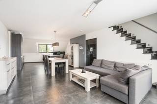<p><strong>Ben je op zoek naar een instapklaar duplexappartement met 2 slaapkamers en zuidgericht terras in het centrum van Erembodegem? Zo gevonden! </strong></p>

<p>In het centrum van Erembodegem, op wandelafstand van winkels, scholen, openbaar vervoer en het treinstation, bevindt zich dit verzorgde en instapklare duplexappartement met een bewoonbare oppervlakte van 85 m². Dankzij de centrale, residentiële ligging geniet je van alle dagelijkse voorzieningen binnen handbereik. Bovendien beschikt het appartement over een gunstig EPC-label B (107 kWh/m²jaar), een conforme elektrische installatie, centrale verwarming op aardgas, hoogrendementsbeglazing en een videofoon, wat garant staat voor een comfortabel en energiezuinig wooncomfort.</p>

<p>Via de inkomhal kom je terecht in de lichtrijke leefruimte met aansluitende eetkamer. De volledig uitgeruste keuken beschikt over een keramische kookplaat, oven, microgolfoven, dampkap, koelkast, vaatwasser en een spoelbak. Aansluitend bevindt zich een praktische berging met aansluiting voor wasmachine en droogkast. Op deze verdieping vind je eveneens een apart gastentoilet met handenwasser.</p>

<p>De duplexverdieping omvat twee slaapkamers, beide voorzien van praktische ingemaakte kasten. De badkamer is uitgerust met een douche, wastafel en een tweede toilet.</p>

<p>Als extra troef beschikt het appartement over een zonnig, zuidgericht terras (met berging) waar je in alle rust kan genieten van het buitenleven. Daarnaast zijn er een private parkeerplaats, en een gemeenschappelijke fietsenstalling aanwezig. De privatieve staanplaats dient verplicht mee aangekocht te worden aan een prijs van € 19.000 (niet inbegrepen in de vraagprijs).<br /><br />Interesse? Neem dan snel contact met ons op voor meer informatie of een bezoek ter plaatse!</p>