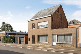 Op een uitstekende locatie in het centrum van Grootlo bevindt zich deze te renoveren woning met 3 slaapkamers, tuin en 2 garages. U geniet hier van een centrale ligging, nabij winkels, eet-en drankgelegenheden, scholen en het openbaar vervoer.<br /><br />We betreden de woning via de inkomhal. De lichtrijke leefruimte kan u inrichten met een gezellige zithoek en aparte eetplaats. Aangrenzend bevindt zich de keuken, voorzien van een basis uitrusting aan toestellen. Via de keuken bereiken we de staankelder van ca. 11 m². Evenwijdig met de leefruimte bevindt er zich de ruime polyvalente ruimte, met aparte toegangsdeur aan de voorgevel, die eventueel dienst kan doen als handelszaak of verlenging van de leefruimte. Via deze polyvalente ruimte betreden we de eerste badkamer, voorzien van een lavabo, toilet en douche. In de zonnige tuin met terras kan u steeds in alle rust en privacy genieten van het mooie weer. De nachthal op de eerste verdieping geeft ons toegang tot twee slaapkamers alsook de tweede badkamer, voorzien van een lavabo, toilet en ligbad. Via een vaste trap komen we bij de tweede verdieping waar zich de derde slaapkamer en extra bergruimte bevindt. <br /><br />Dit is een uitstekende opportuniteit als u op zoek bent naar een woning met 3 slaapkamers op een centrale locatie te Grootlo. Contacteer ons op het nummer 0472 82 80 66 voor meer informatie of neem een kijkje op www.boonstravastgoed.be .<br /><br />Bijzonderheden: <br />- 3 slaapkamers<br />- Centrale ligging<br />- Tuin met tuinhuis en 2 garages