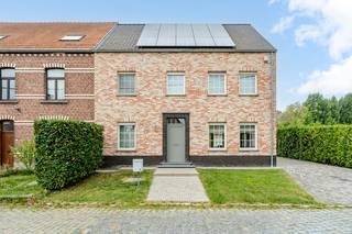 Ruime halfopen bebouwing in Grimbergen met grote tuin en EPC-label A.<p><br /></p><p>Deze verzorgde woning uit 2011 combineert ruimte, energiezuinig wonen en een rustige ligging op een riant perceel van bijna 21 are. Dankzij de zonnepanelen en het gunstige EPC-label A geniet je hier van een energiezuinige woning met hedendaags wooncomfort. Met 4 slaapkamers, een ruime zolder die nog kan ingericht worden voor extra slaapkamers en een dubbele garage met bijkomende zolderruimte biedt deze woning bijzonder veel mogelijkheden voor grote gezinnen of wie extra werk- of hobbyruimte zoekt. De ligging in een residentiële en groene omgeving, vlak bij scholen, openbaar vervoer en belangrijke invalswegen, maakt dit huis in Grimbergen een ideale uitvalsbasis. Bovendien geniet je van een aangename rust en een grote tuin waar het heerlijk vertoeven is.</p><p><br /></p><p>Belangrijkste ruimtes:</p><p>• Inkomhal (6,4 m²) met toegang tot de verschillende leefruimtes</p><p>• Ruime woonkamer (32,3 m²) met veel lichtinval</p><p>• Keuken (13,8 m²) met praktische indeling</p><p>• Bureel (11,9 m²), ideaal als thuiswerkplek</p><p>• Bijkeuken (8,1 m²) met extra bergruimte</p><p>• Badkamer (10,1 m²)</p><p>• 4 slaapkamers van 8,1 m², 12,8 m², 14,8 m² en 16,2 m²</p><p>• Dubbele garage (57,5 m²) met extra zolderruimte</p><p>• Zolder (43,2 m²) met potentieel voor extra slaapkamers</p><p>• Extra zolderruimte (51,6 m²)</p><p><br /></p><p>Troeven:</p><p>• EPC-label A dankzij onder andere zonnepanelen</p><p>• Grote woning met uitbreidingsmogelijkheden en dubbele garage</p><p>• Rustige ligging op een perceel van bijna 21 are nabij alle voorzieningen</p><p><br /></p><p>Neem vandaag nog contact op met je ERA-makelaar voor een bezoek.</p>