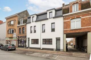 Welkom bij deze prachtig gerenoveerde woning, gelegen in het bruisende centrum van Sint-Niklaas! Deze woning biedt u het beste van beide werelden...