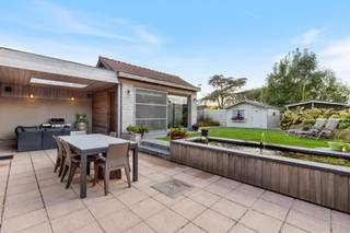 Op zoek naar een instapklare en goed gelegen woning met alle comfort? Ontdek deze verzorgde gezinswoning in de Stationsstraat 25 te Ledegem, op wandelafstand van het centrum en dichtbij alle nodige voorzieningen.<br /><br />De woning werd grondig verbouwd in 1992 en sindsdien steeds uitstekend onderhouden. Dankzij de doordachte indeling geniet u van een royale bewoonbare oppervlakte van ca. 245 m², verdeeld over het gelijkvloers en de eerste verdieping. De uitbouw achteraan (2014) zorgt bovendien voor extra leefruimte en lichtinval.<br />Een belangrijke troef is het gunstige EPC-label B, wat de woning energiezuinig maakt. Bovendien beschikt ze over zonnepanelen, een hoogrendementsketel en dubbele beglazing in pvc – klaar voor de toekomst!<br /><br />Verder is er een droge kelder, een handig bijgebouw achteraan (ca. 25 m²) en een aangename tuin waar u in alle rust kan genieten. Met een perceeloppervlakte van ca. 460 m² is er voldoende buitenruimte voor het hele gezin.<br /><br /><strong>Pluspunten op een rij:</strong>
<ul>
	<li>EPC-label B → energiezuinig wonen</li>
	<li>Zonnepanelen en hoogrendementsketel</li>
	<li>Elektriciteit conform</li>
	<li>Uitstekend onderhouden, instapklaar</li>
	<li>Ruime woning met ca. 245 m² bewoonbare oppervlakte</li>
	<li>Centrale ligging nabij winkels, scholen en openbaar vervoer</li>
	<li>Regenwater aanwezig </li>
	<li>Verwarming op radiatoren met Hoogrendementsketel, zowel beneden als boven</li>
	<li>Ruime garage voor 2 wagens + washoek</li>
	<li>Mogelijkheid tot zelfstandige activiteit/ Vrij beroep </li>
	<li>winkels zoals Huismaria en de Spar binnen handbereik. </li>
</ul>
Kortom: een ruime, comfortabele en energiezuinige woning die perfect is voor gezinnen of wie graag veel ruimte wenst.<br /><br />Contacteer ons voor meer informatie of een bezoek:<br />📞 0479/90.60.31<br />📧 info@belistate.be<br />🌐 www.belistate.be