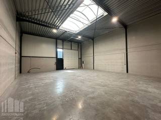 Nieuwbouw KMO-unit te huur met een oppervlakte van 180 m² en 2 privatieve parkeerplaatsen te huur. <br /><br /><strong>De magazijnruimte</strong> (brandklasse C) is opgebouwd uit een staalconstructie in combinatie met een betonplint en geïsoleerde sandwichpanelen. De units met een vrije hoogte van +/- 6 m zijn toegankelijk via een automatische sectionale poort (4 m B x 4,5 m H) met afzonderlijke toegangsdeur en aanwezigheid van een raampartij. Verder zijn de geïsoleerde loodsen voorzien van o.a. een lichtstraat met rookluik, polybetonvloer, een gedeelde regenwaterput en aansluiting van nutsvoorzieningen (water, elektriciteit (40A- 3 fasig 400 V), distributie, telefonie en internet).<br /><br /><strong>De Loods is uitgerust met een elektriciteitsinstallatie met bijhorende stopcontacten en lichtpunten.</strong><br /><br />Fantastisch gelegen dankzij de ligging op amper +/- 3 km van de Gentseweg (N43) en op +/- 9 km van de E17 op- en afrit 5 Waregem.<br /><br /><strong>ONMIDDELIJK BESCHIKBAAR!</strong><br /><br />Contacteer PANORAMA B2B voor bijkomende (technische) inlichtingen, plannen of een vrijblijvend plaatsbezoek 056 222 562.